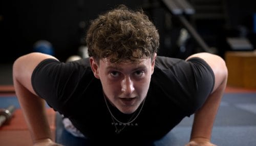 Boy doing pushups on Personal Training at Bakker Sports Schagen